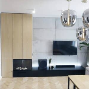 nowoczesna zabudowa salonu w naturalnym dębie z bio kominkiem
