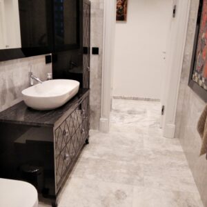 meble lazienkowe czarne glamour design w malych pomieszczeniach