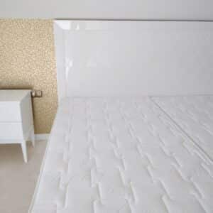 Białe łóżko do sypialni glamour