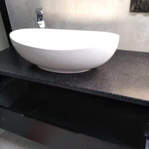 Blat z solid surface w komodzie pod umywalkę nablatową