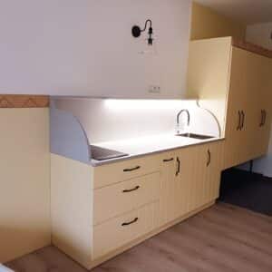 Podświetlana kuchnia w apartamencie