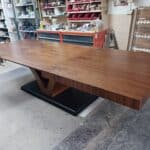bardzo duży stół drewniany na jednej nodze