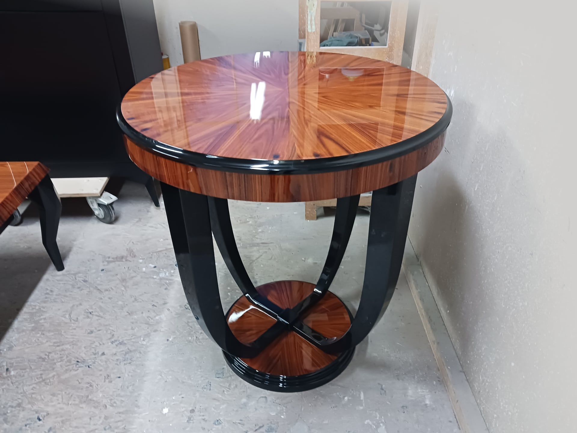 stol O 3 okragly do salonu art deco palisander z czarnym wysoki polysk