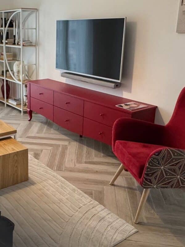 komoda czerwona salon wnetrze