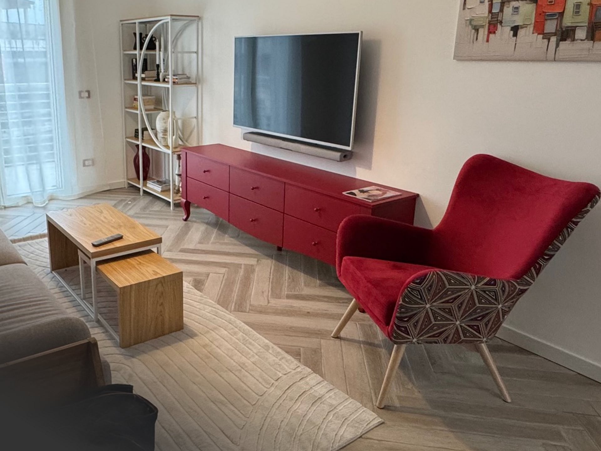 komoda czerwona salon wnetrze